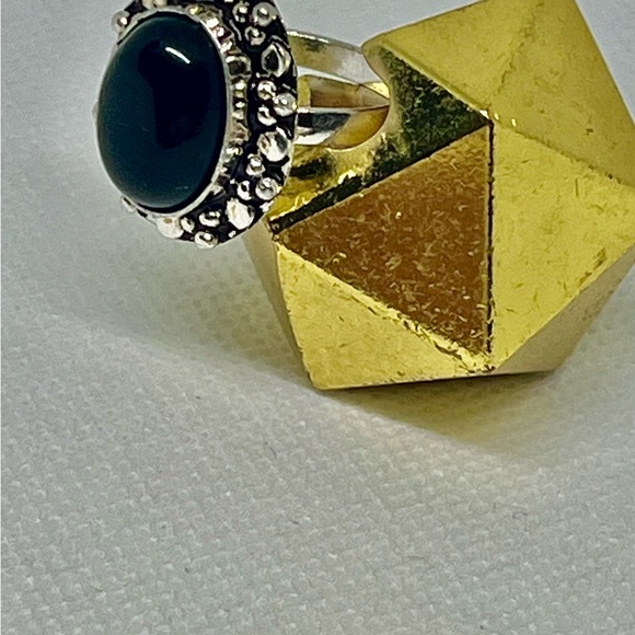 Sterling Silver 925 ring with a Obsedian cabochon gemstone in the middle. - Picture 2 of 10